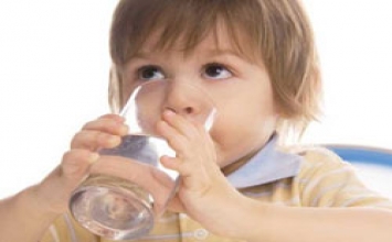 6 lí do nên uống một cốc nước ấm vào mỗi sáng